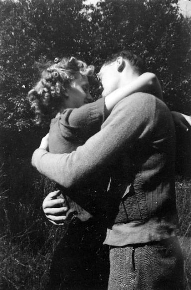helen-ned-hug_001
